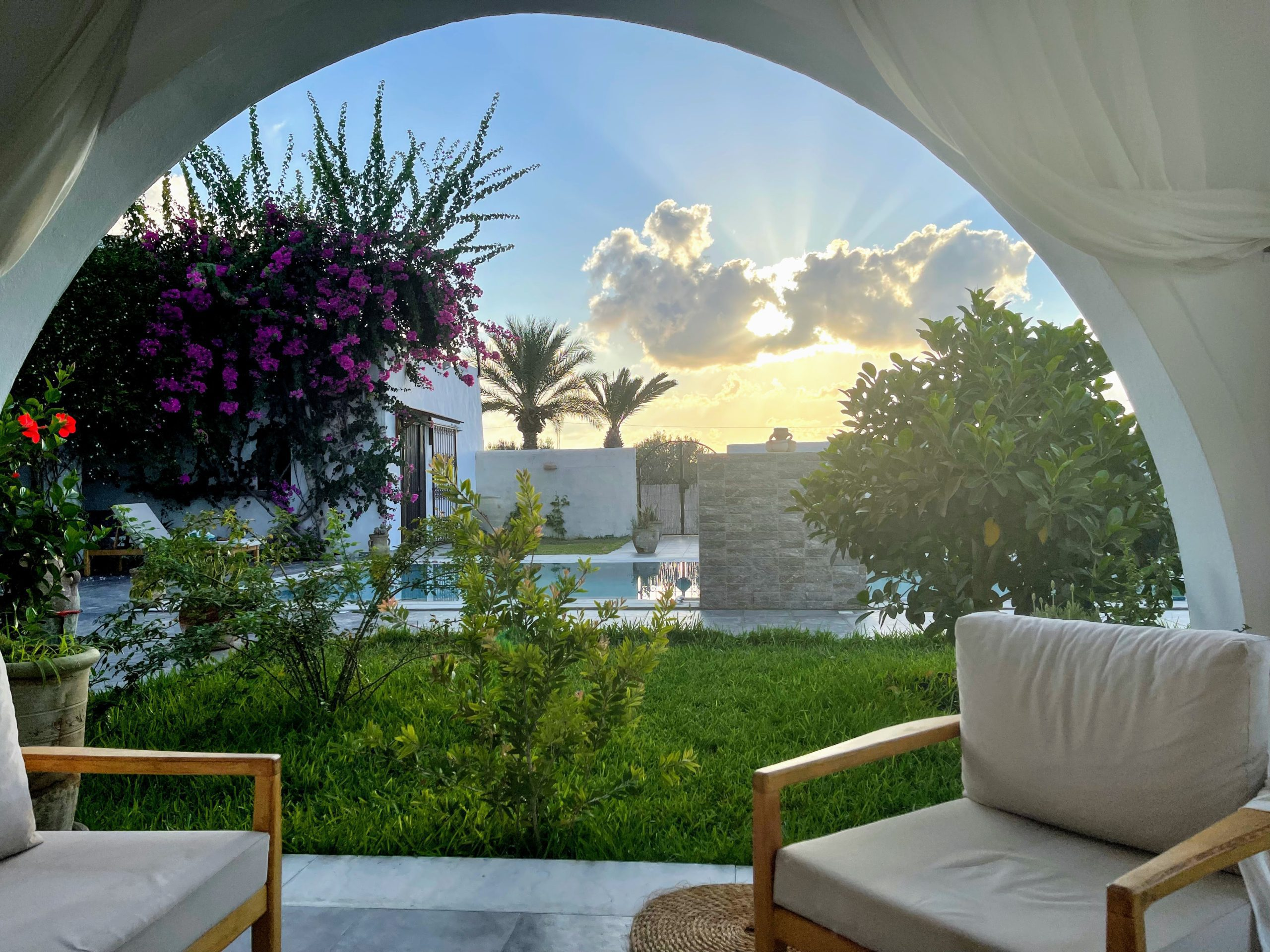 Marché immobilier Djerba 2025 – vue générale du marché Marché immobilier Djerba 2025 – vue aérienne de villas modernes proches de la mer